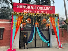 DU का हंसराज कॉलेज बना शादी का वेन्‍यू? गेट बंद होने से भड़के छात्र