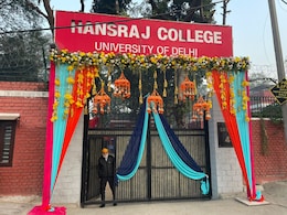 DU के हंसराज कॉलेज में प्रिंसिपल के बेटे की शादी, गेट बंद होने से भड़के छात्रों ने काटा बवाल