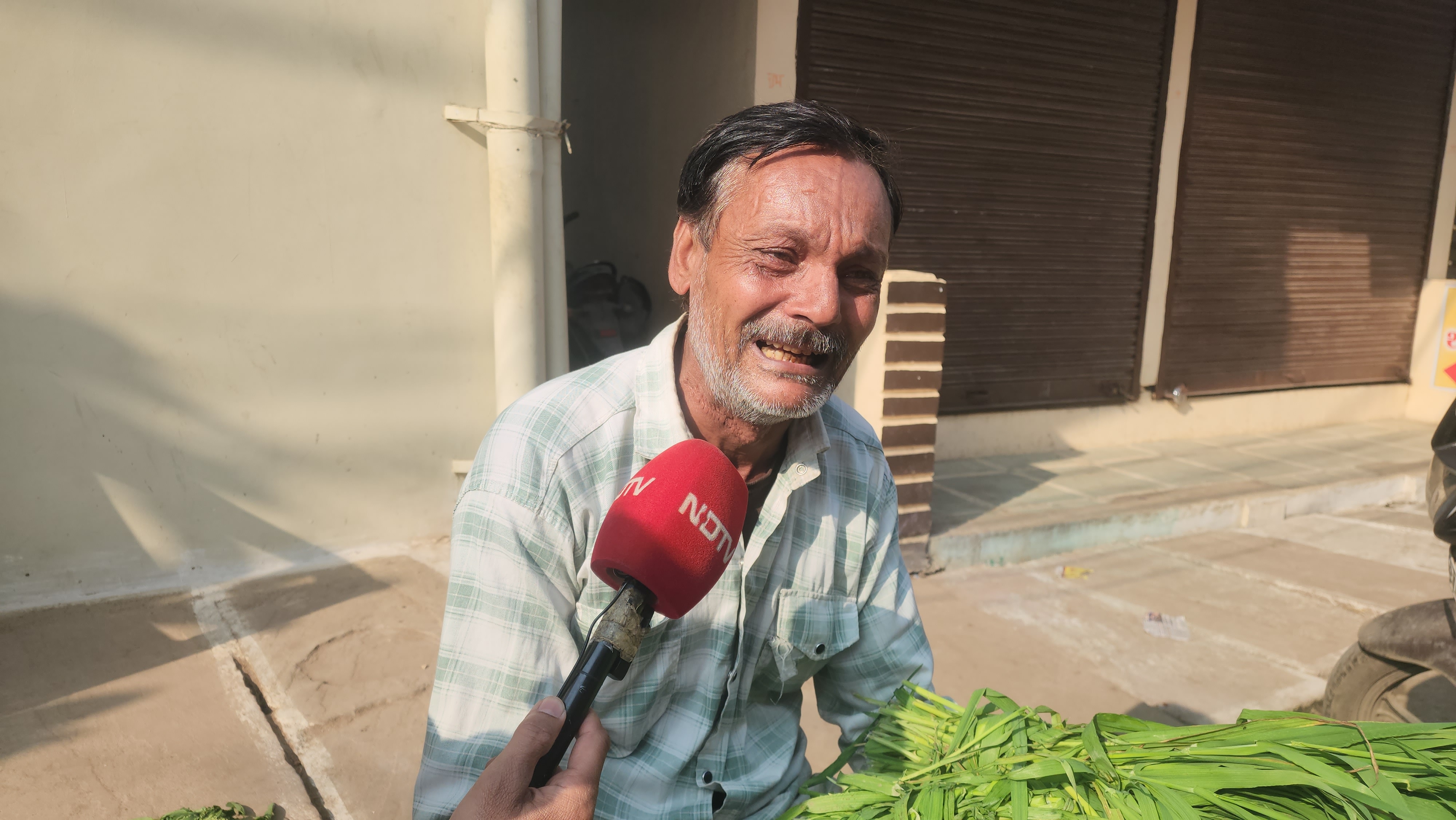 Farmer Suicides: पिता की आंखों में आंसू