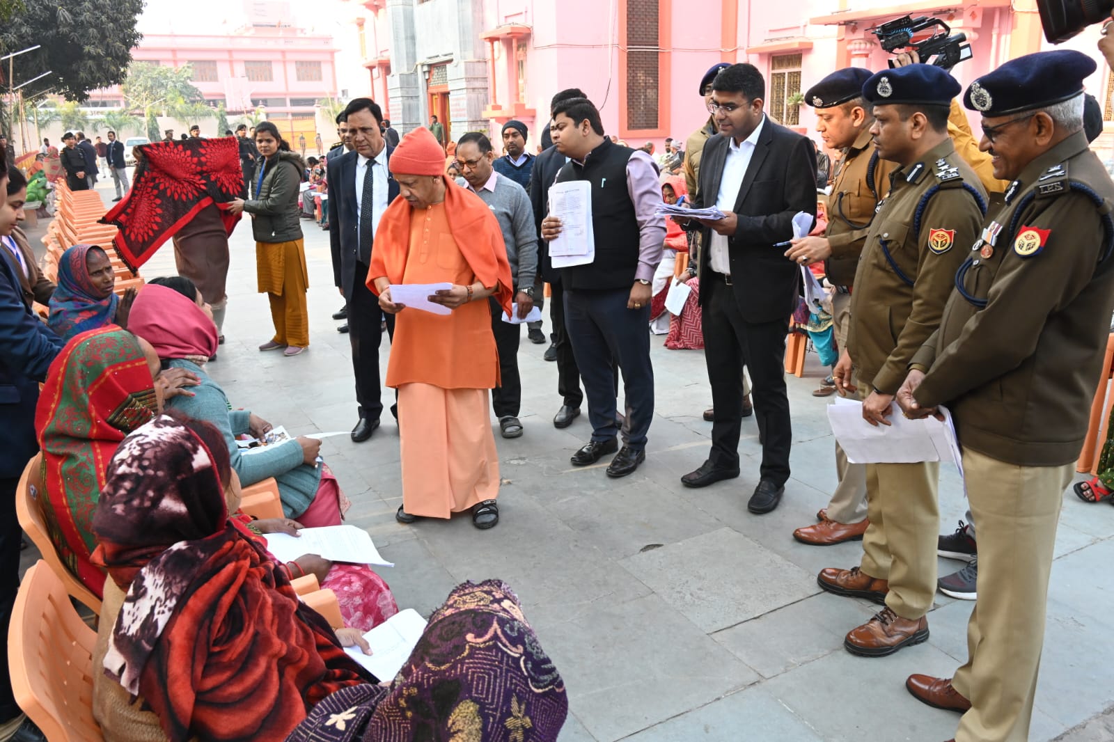 गलत जांच रिपोर्ट लगाने वालों पर दर्ज हो FIR... जनता दरबार में CM योगी ने अधिकारियों का दिए सख्त निर्देश