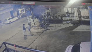 सुनसान रात में लड़की पर झपट पड़ा मनचला, 15 मिनट तक करता रहा बदसलूकी, CCTV में कैद हुई शर्मसार करने वाली घटना