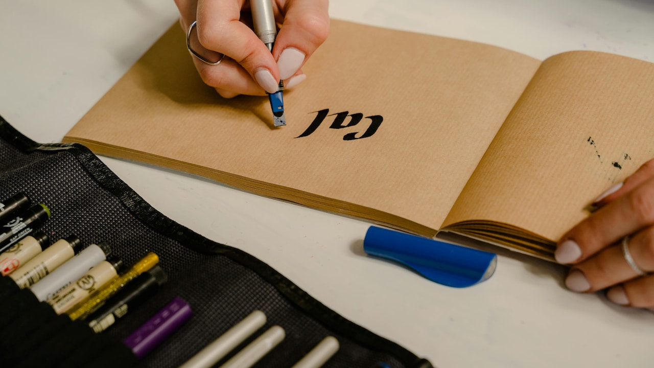 5 Best Calligraphy Sets In 2026: Complete Kits for Lettering, Journaling And Art To Stop Doomscrolling.