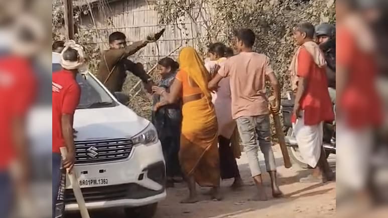 आरोपी को गिरफ्तार करने पहुंची पुलिस के सामने महिलाएं बनीं दीवार, बचाव ने पुलिस ने तानी पिस्टल