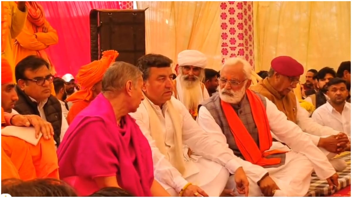 मंत्री केके विश्नोई, जसवंत सिंह बिश्नोई और बीजेपी उपाध्यक्ष बिहारी लाल बिश्नोई कुछ देर पहले सरकार की तरफ से वार्ता करने यहां पहुंचे हैं.