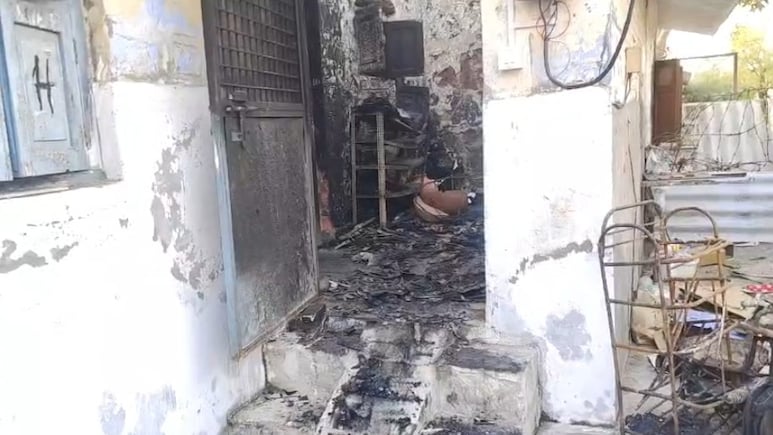 भरतपुर: रेलवे कॉलोनी में लगी भीषण आग, सिग्नल इंस्पेक्टर और बेटा झुलसे; 5 लाख का नुकसान