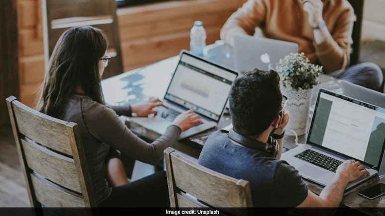 Workplace Boundaries: ऑफिस में भूलकर भी न शेयर करें ये 4 बातें