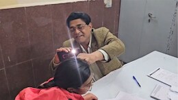 जिला अस्पताल में सिस्टम फेल, टॉर्च की रोशनी में मरीजों का हो रहा है इलाज