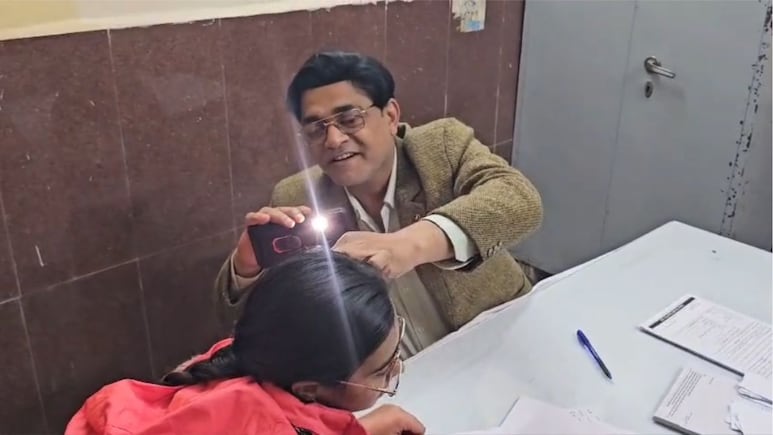 जिला अस्पताल में सिस्टम फेल, टॉर्च की रोशनी में मरीजों का हो रहा है इलाज