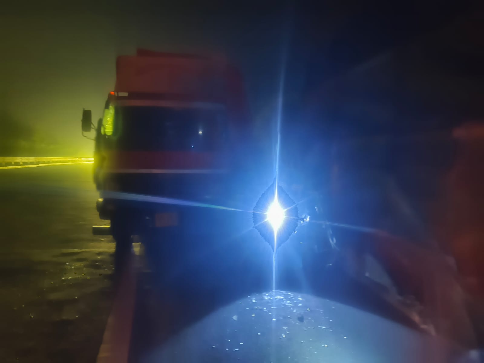 यमुना एक्सप्रेसवे पर बड़ा हादसा, टॉयलेट करने बस से उतरे लोगों को कंटेनर ने रौंदा, 6 की मौत