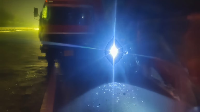 यमुना एक्सप्रेसवे पर बड़ा हादसा, टॉयलेट करने बस से उतरे लोगों को कंटेनर ने रौंदा, 6 की मौत