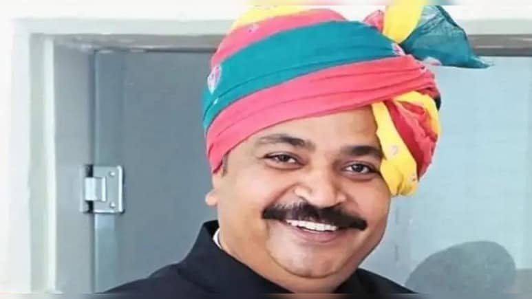 "क&zwj;िसी को ग्&zwj;वाला बना दो क&zwj;िसी को गोबर बेचने में लगा दो", जूली बोले- मंत्री जी सही चल रहे हैं&nbsp;