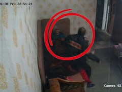 अमेरिका में बैठी बहन ने देखा LIVE… मां को बेरहमी से पीट रहा था भाई, फिर ऐसे सिखाया सबक