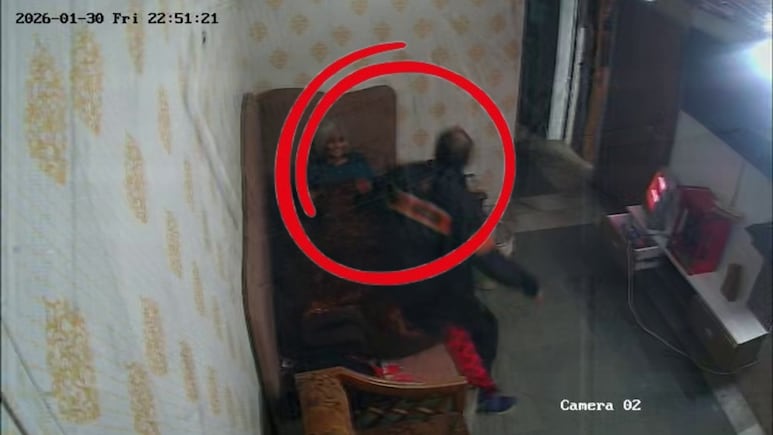 अमेरिका में बैठी बहन ने देखा LIVE&hellip; मां को बेरहमी से पीट रहा था भाई, फिर ऐसे सिखाया सबक