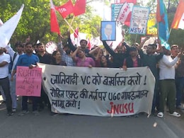 JNU वीसी के खिलाफ लेफ्ट छात्रों का प्रदर्शन, यूनिवर्सिटी के मेन गेट का ताला तोड़ा