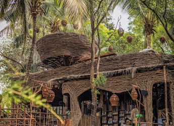 I Went To The Beach Looking For Waves, But Found Goa's Best Pizza At Como Agua