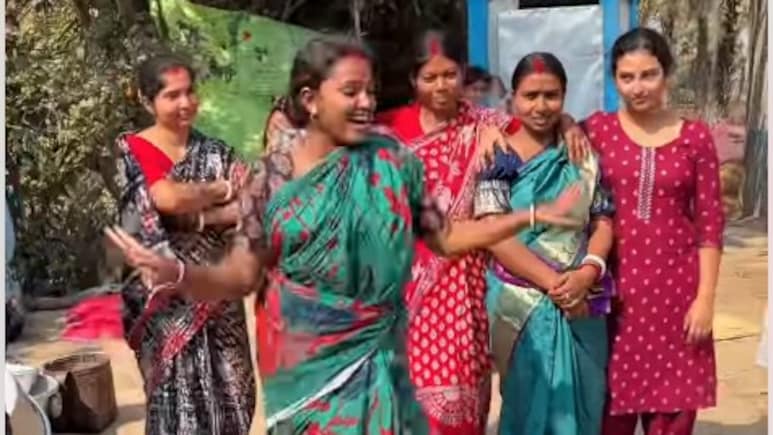 साड़ी में गांव की महिला ने काजोल के आइकॉनिक सॉन्ग पर किया डांस, सहेलियों ने भी दिया साथ, वीडियो वायरल