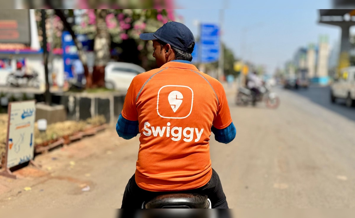 Swiggy Vs Zomato: जोमैटो के बाद स्विगी ने बढ़ा दी प्लेटफॉर्म फीस, जानिए ऑनलाइन खाना ऑर्डर करना कहां सस्‍ता पड़ेगा?
