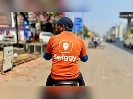 Swiggy Vs Zomato: जोमैटो के बाद स्विगी ने बढ़ा दी प्लेटफॉर्म फीस, जानिए ऑनलाइन खाना ऑर्डर करना कहां सस्&zwj;ता पड़ेगा?
