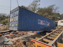 गुजरात के वलसाड में खाना खा रहे मजदूर पर ट्रक से गिरा कंटेनर, दबकर मौत, घटना CCTV में कैद