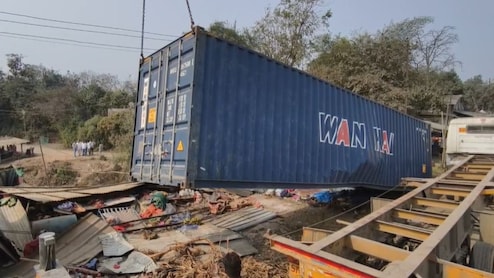 गुजरात के वलसाड में खाना खा रहे मजदूर पर ट्रक से गिरा कंटेनर, दबकर मौत, घटना CCTV में कैद