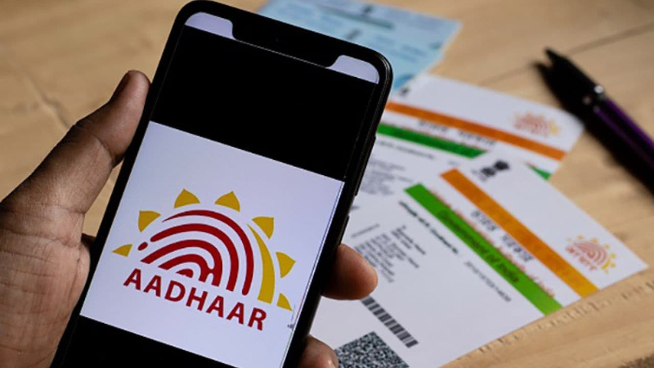 Aadhaar कार्ड में कितनी बार बदल सकते हैं नाम और पता? जानें अपडेट के लिए सेवा केंद्र जाना कब जरूरी
