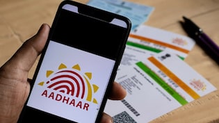 Aadhaar कार्ड में कितनी बार बदल सकते हैं नाम और पता? जानें अपडेट के लिए सेवा केंद्र जाना कब जरूरी