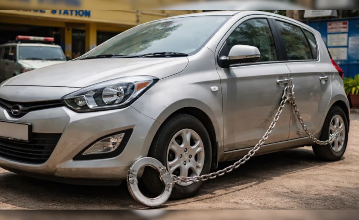 कभी हथकड़ी लगी कार देखी है? चौंकाने वाला एक्शन...गाड़ी को कस्टडी में ऐसे बांधा कि शहर भर में मच गया शोर