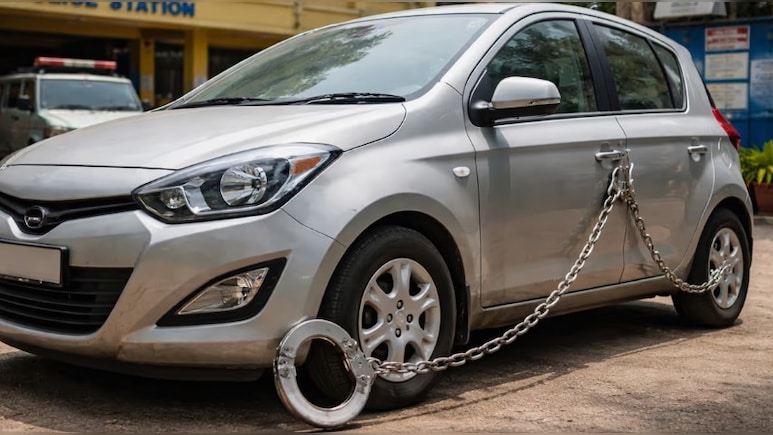 कभी हथकड़ी लगी कार देखी है? चौंकाने वाला एक्शन...गाड़ी को कस्टडी में ऐसे बांधा कि शहर भर में मच गया शोर