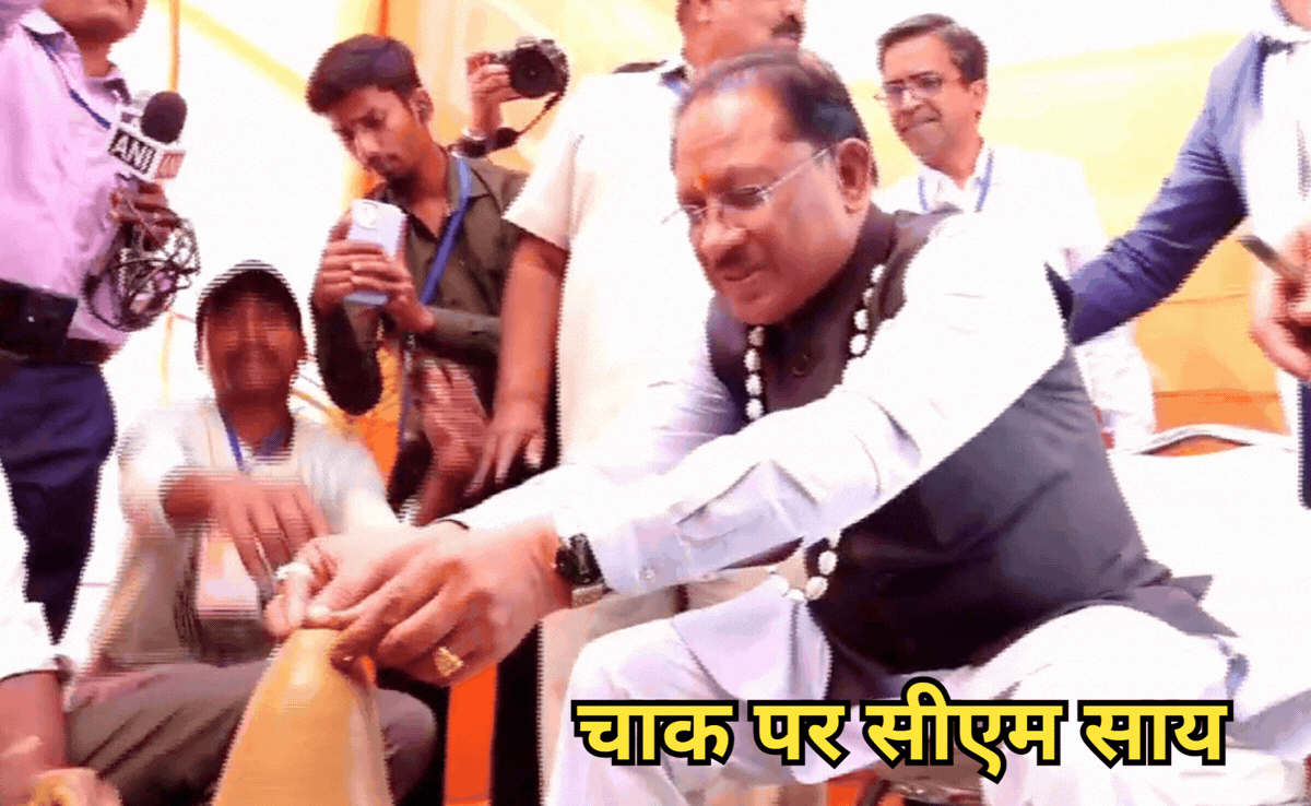 VIDEO: कोरिया महोत्सव में दिखा CM साय का निराला अंदाज, अपने हाथों से चाक पर बनाए दीये और कलश, वायरल हो रही तस्वीरेें