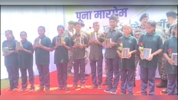 बीजापुर में 46 लाख के इनामी 12 नक्सलियों का सरेंडर: सभी को तत्काल मिली 50 हजार की सहायता