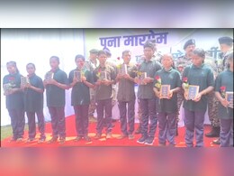 बीजापुर में 46 लाख के इनामी 12 नक्सलियों का सरेंडर: सभी को तत्काल मिली 50 हजार की सहायता