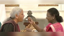 Budget 2026 पेश करने से पहले राष्ट्रपति मुर्मु ने निर्मला सीतारमण को खिलाया दही, जानिए क्या है इसका महत्व