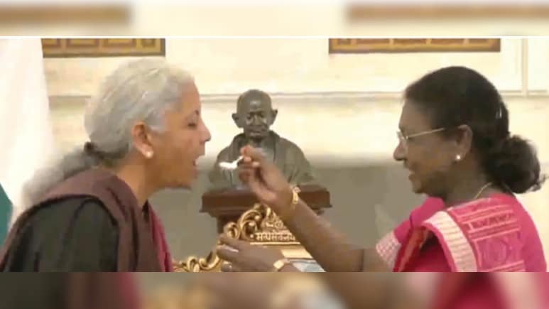 Budget 2026 पेश करने से पहले राष्ट्रपति मुर्मु ने निर्मला सीतारमण को खिलाया दही, जानिए क्या है इसका महत्व