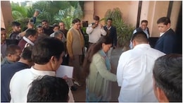 Rajasthan Politics: रविंद्र सिंह भाटी का हाथ पकड़कर विधानसभा के अंदर ले गईं वसुंधरा राजे, वायरल हुई 'घड़ी' वाली तस्वीर