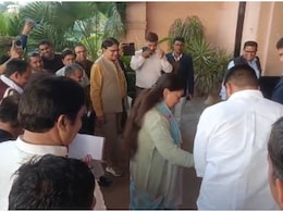 Rajasthan Politics: रविंद्र सिंह भाटी का हाथ पकड़कर विधानसभा के अंदर ले गईं वसुंधरा राजे, वायरल हुई 'घड़ी' वाली तस्वीर