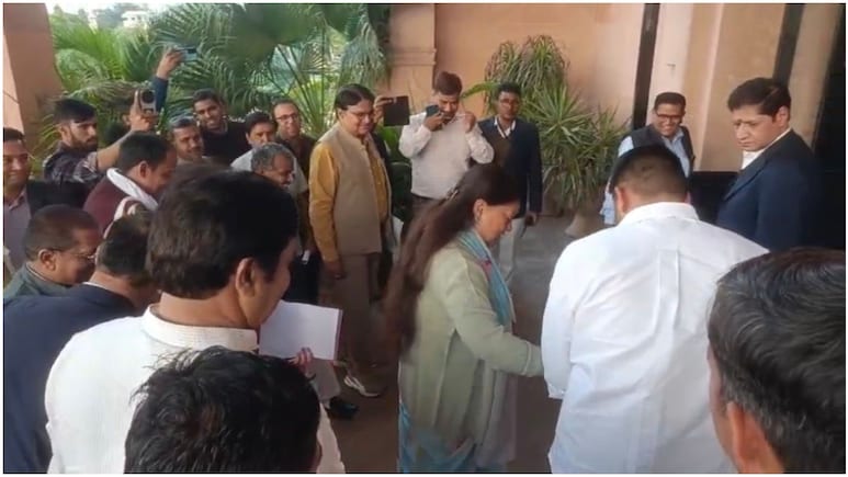 Rajasthan Politics: रविंद्र सिंह भाटी का हाथ पकड़कर विधानसभा के अंदर ले गईं वसुंधरा राजे, वायरल हुई 'घड़ी' वाली तस्वीर