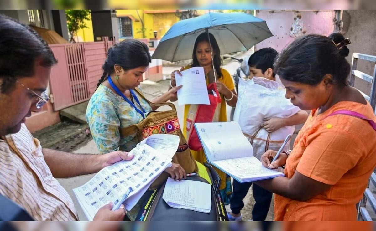 UP SIR: यूपी में अब 6 मार्च तक वोटर कार्ड में ठीक कराएं गलतियां, चुनाव आयोग ने दी बड़ी राहत