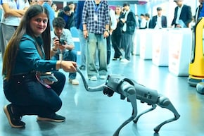 'हमने बनाया, ऐसा कभी नहीं कहा', AI समिट में रोबोटिक डॉग पर विवाद के बाद गैलगोटियास यूनिवर्सिटी का बयान