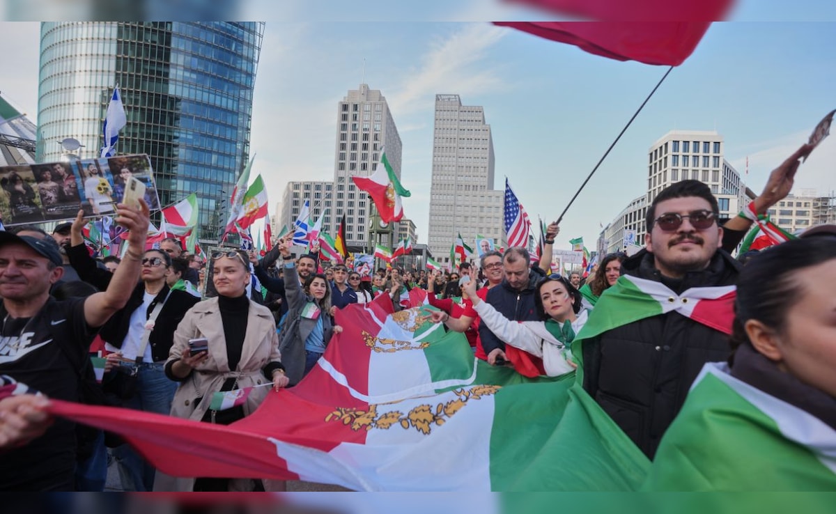 बारूद के शोर में 'आजादी' की उम्मीद, ईरान पर ट्रंप के हमले से खामेनेई विरोधियों में जगी आस