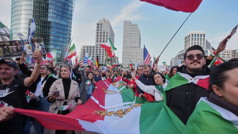 बारूद के शोर में 'आजादी' की उम्मीद, ईरान पर ट्रंप के हमले से खामेनेई विरोधियों में जगी आस