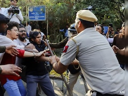 JNU छात्रसंघ के मार्च के दौरान पुलिस और छात्रों के बीच झड़प मामले में केस दर्ज, 51 हिरासत में