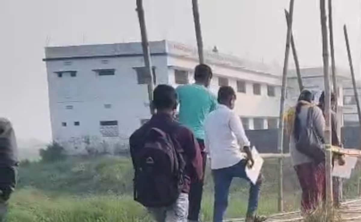 20 फीट गहरी खाई और चचरी पुल... भागलपुर में परीक्षा केंद्र पर पहुंचने के लिए जान दांव पर लगा रहे परीक्षार्थी