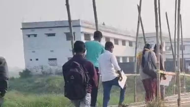 20 फीट गहरी खाई और चचरी पुल... भागलपुर में परीक्षा केंद्र पर पहुंचने के लिए जान दांव पर लगा रहे परीक्षार्थी