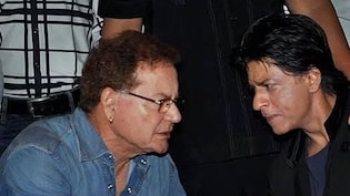 Shah Rukh Khan Visits Salim Khan At Lilavati Hospital In Mumbai