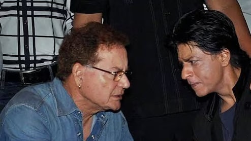 Shah Rukh Khan Visits Salim Khan At Lilavati Hospital In Mumbai
