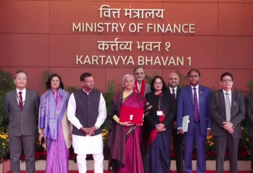 निर्मला सीतारमण का 'बजट लुक', इस बार बैंगनी रंग की साड़ी में आई नजर