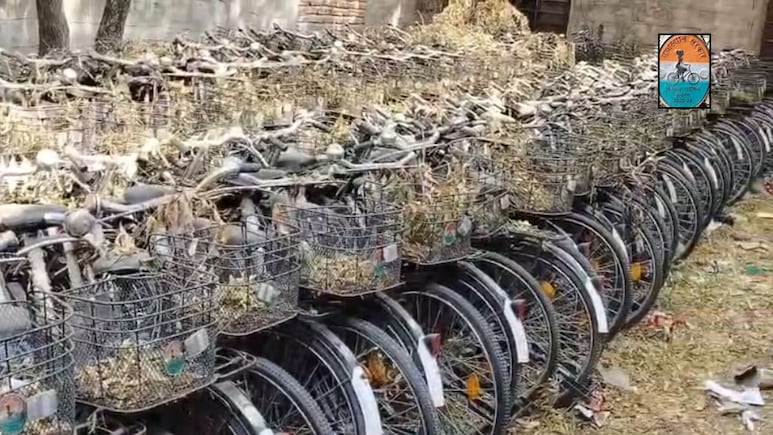 बालोतरा: स्कूल में 2 साल से धूल फांक रही 100 से ज्यादा साइकिलें, शिक्षा विभाग की अनदेखी उजागर