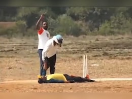 VIDEO: बल्लेबाजी के दौरान क्रिकेट खिलाड़ी की हार्ट अटैक से मौत, मैच का चल रहा था लाइव टेलीकास्ट