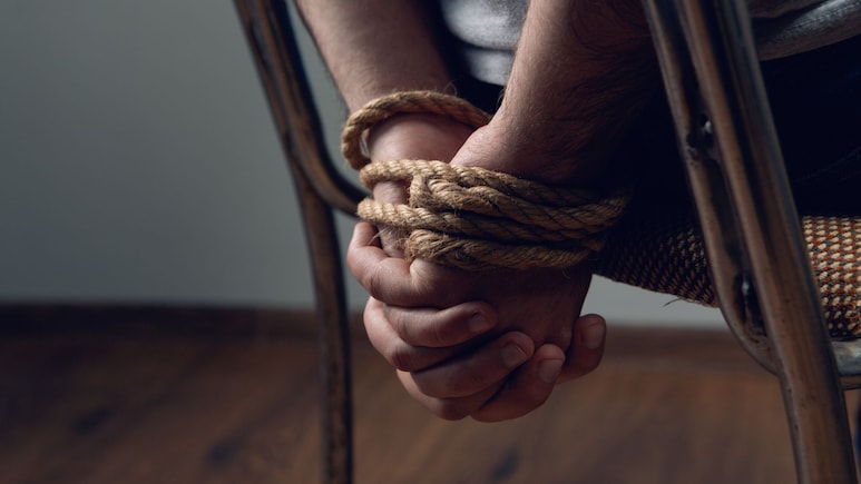 Jalgaon Crime: 'राजस्थानवरुन पार्सल आलंय..' एका कॉलने मामा- भाचा अडकले, डांबून ठेवत भयंकर केलं