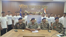 छत्तीसगढ़ में फिर नक्सलियों को लगा बड़ा झटका, फिर एक साथ 22 खूंखारों ने डाले हथियार